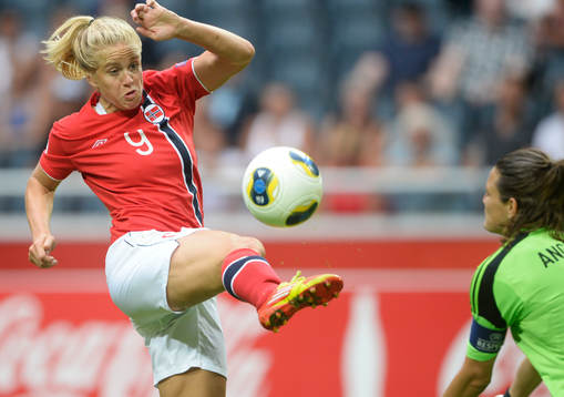 Norges Elise Thorsnes hinner före Tysklands målvakt