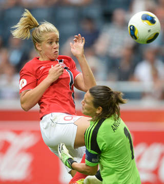 Norges Elise Thorsnes och Tysklands målvakt Nadine Angerer