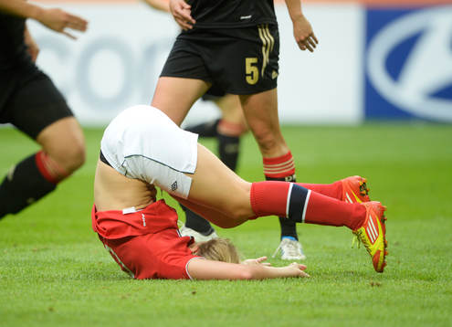 Norges Elise Thorsnes på fall i matchen mellan Tyskland
