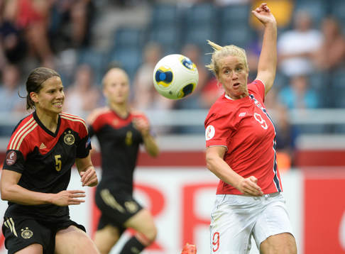 Norges Elise Thorsnes springer ifrån Tysklands Annike