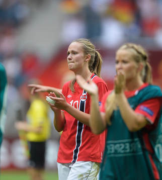 Norges Caroline Hansen deppar i matchen mellan Tyskland och