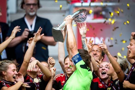 Tysklands målvakt Nadine Angerer lyfter pokalen