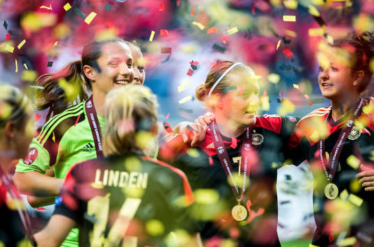 Tysklands Melanie Behringer och Sara Däbritz firar