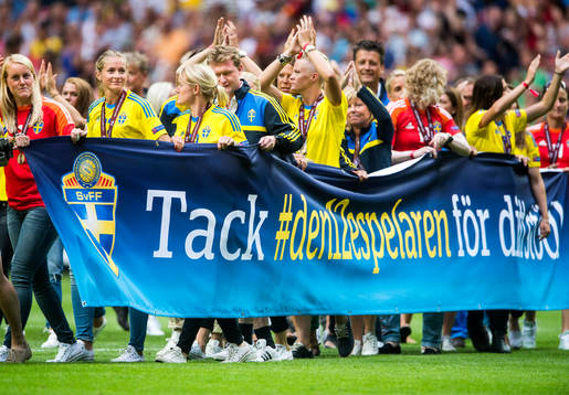 Sveriges spelare tackar den12spelaren