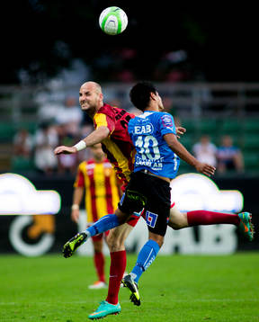 Syrianskas Dinko Felic i nickduell med Halmstads Antonio