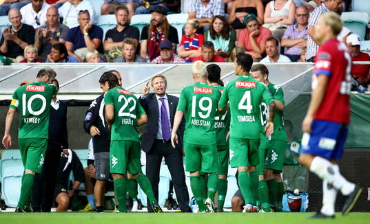 Hammarbys tränare Thomas Dennerby manar på spelarna