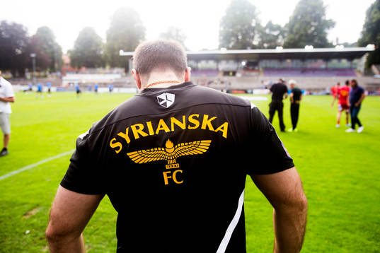 En vältränad man i Syrianska tröja i fotbollsmatchen i