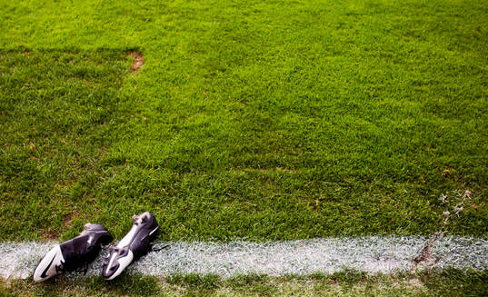 Fotbollsskor på gräs i fotbollsmatchen i Allsvenskan