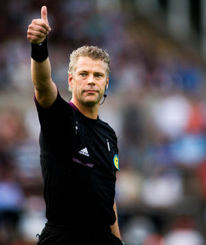 Domare Tobias Mattsson från Karlstad i fotbollsmatchen i