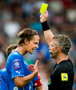 Halmstads Fredrik Liverstam får gult kort av domare Tobias