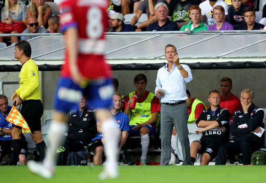 Örgrytes tränare Marcus Lantz manar på sitt lag i