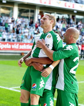 Jubel och mål 0-1 av Hammabys Erik Sundin som lyfts upp av