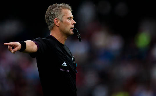 Domare Tobias Mattsson från Karlstad i fotbollsmatchen i