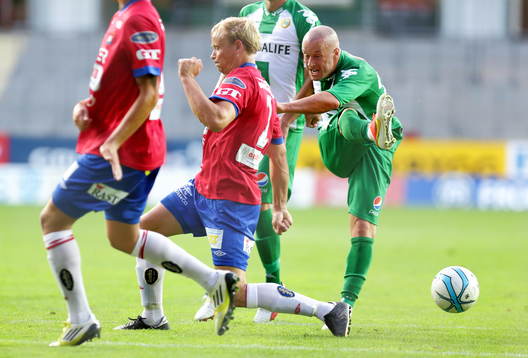 Luke Rodgers skjuter i matchen mellan Örgryte och Hammarby