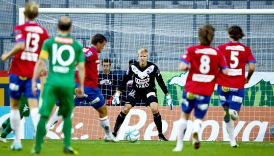 Örgrytes målvakt Fredrik Andersson i matchen mellan