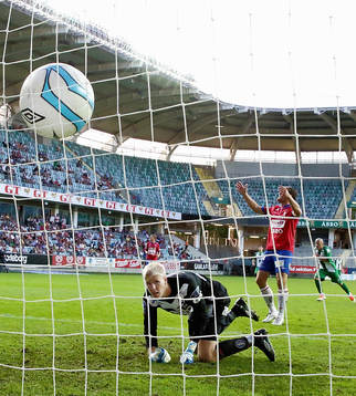 Mål 0-1 av Hammabys Erik Sundin bakom en liggande