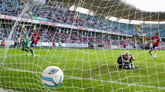 Mål 0-1 av Hammabys Erik Sundin bakom en liggande
