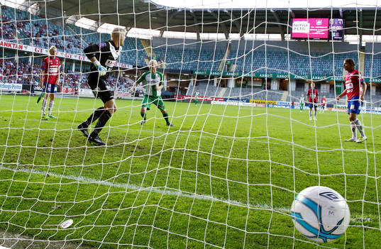 Mål 0-1 av Hammabys Erik Sundin bakom, i bild Örgrytes