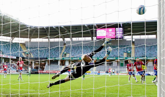 Mål 0-2 av Hammabys Mattias Adelstam bakom Örgrytes