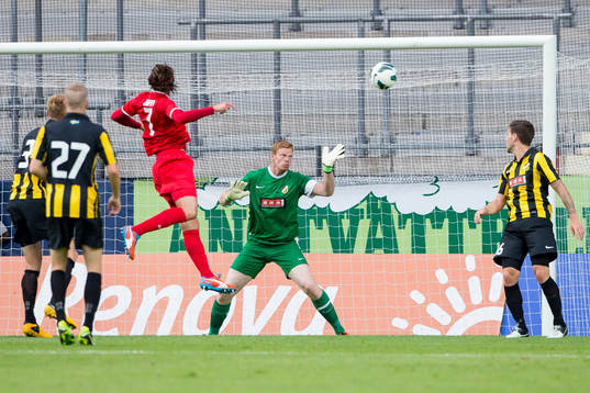 FC Thuns Luca Zuffi nickar in 1-0 bakom Häckens målvakt