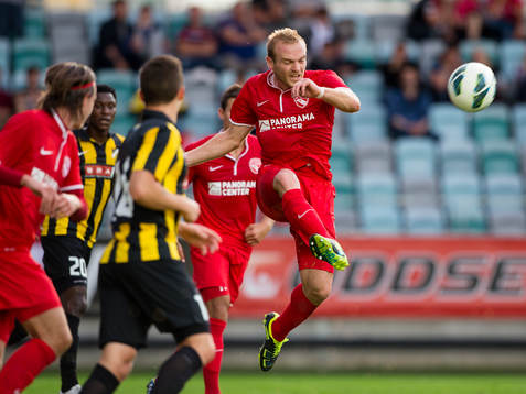 FC Thuns Marco Schneuwly rensar undan bollen i eget