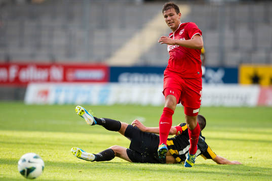 FC Thuns David Frey undviker en glidtackling från Häckens