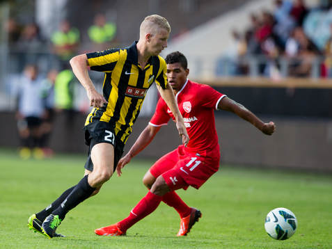 Häckens Simon Gustafson mot FC Thuns Josef Martinez