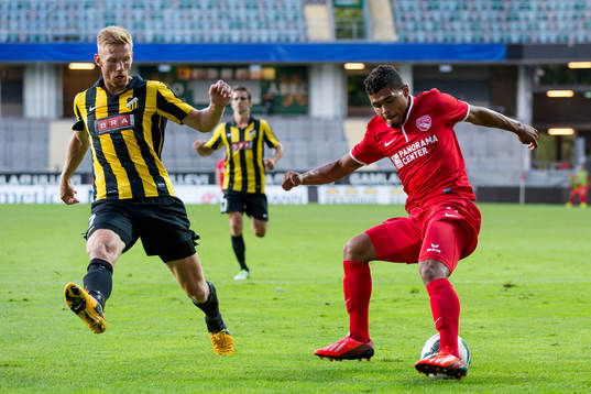 Häckens Fredrik Björck mot FC Thuns Josef Martinez