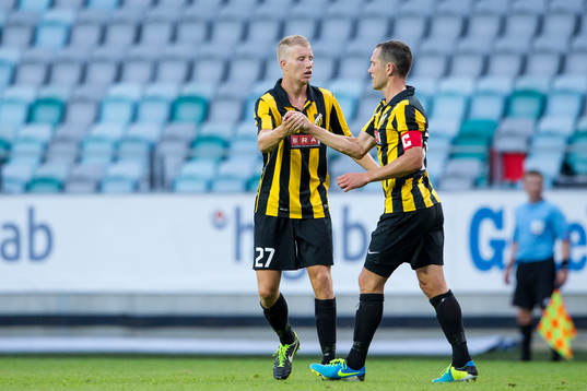 Häckens Simon Gustafson jublar ihop med målskytten Martin