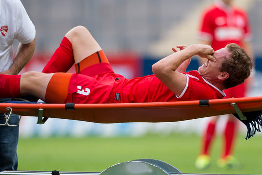 FC Thuns Lukas Schenkel blir utburen på bår och tvingas