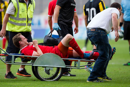 FC Thuns Lukas Schenkel blir utburen på bår och tvingas