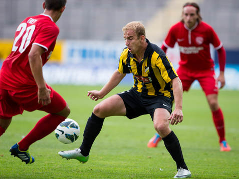 Häckens Kari Arkivuo blir överspelad av FC Thuns David