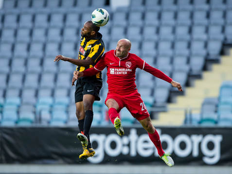 Häckens Rene Makondele når högst i luften