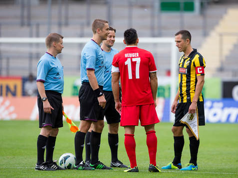 Slantsingling mellan FC Thuns lagkapten Dennis Hediger och