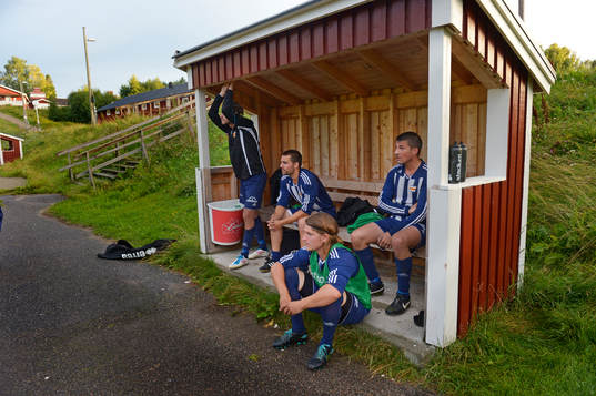 Killar i Kovland sitter på avbytarbänken
