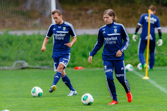 Darijan Bojanic (h) gör sin första träning för IFK