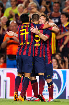 Barcelonas Lionel Messi (h) kramas om av sina lagkamrater