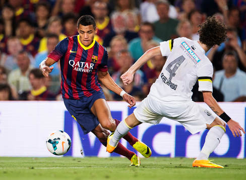 Barcelonas Alexis tar sig förbi Santos Rafael Galhardo
