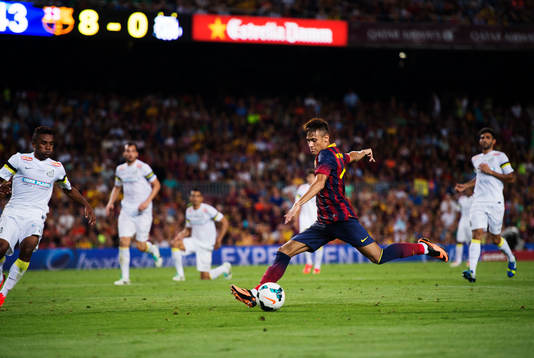 Barcelonas Neymar Jr skjuter bollen