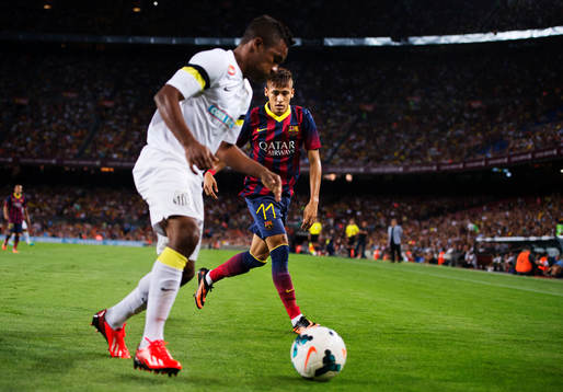 Barcelonas Neymar Jr (h) jagar bollen