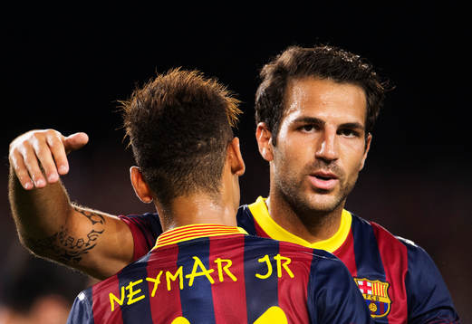 Barcelonas Neymar Jr kramas om av Cesc Fabregas