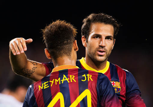 Barcelonas Neymar Jr kramas om av Cesc Fabregas