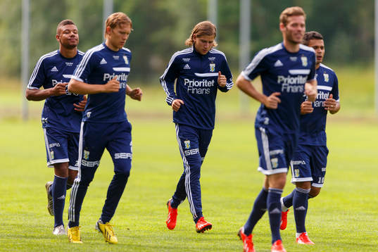 Darijan Bojanic (mitten) gör sin första träning för IFK