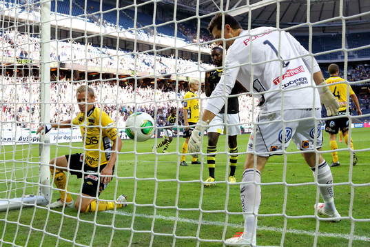 s Celso Borges, i bild Elfsborgs målvakt Kevin Stuhr