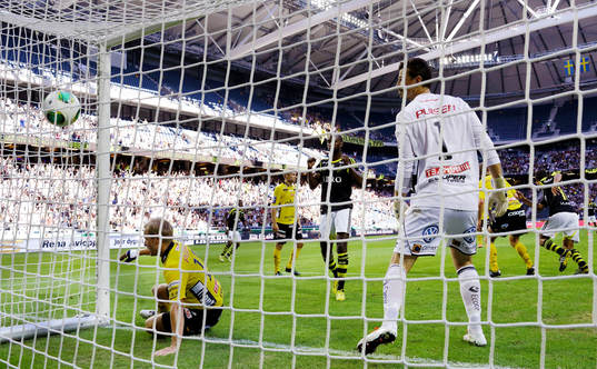 s Celso Borges, i bild Elfsborgs målvakt Kevin Stuhr