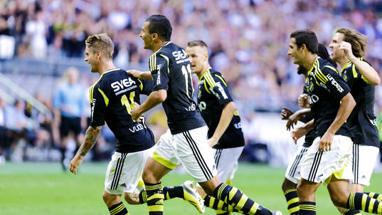 s Martin Lorentzson som leder jublet till AIK:s Daniel