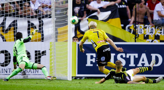 Skott i stolpen av Elfsborgs Johan Larsson i