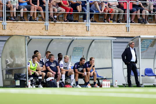 Gefles bänk och Gefles tränare Per Olsson i