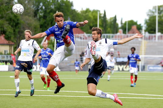 Åtvidabergs Erik Moberg och Gefles Mikael Dahlberg i