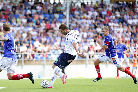 Åtvidabergs Daniel Hallingström bakom Gefles Mikael